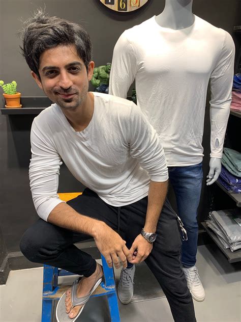 White Raw Neck Thumb hole Tshirt – Likera