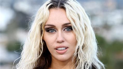 Miley Cyrus' Body Measurements Including Height, Weight, Bra Size, Shoe ...