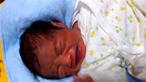 出生11天的宝宝尿到尿不湿上了，就哭起来啦，这宝宝真的好爱干净呀_腾讯视频