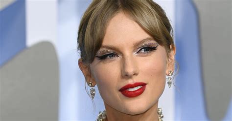 Taylor Swift’s new album and single stay top of the chart for second ...