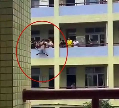 潮汕学生疑因手机被老师没收要跳楼？人都趴在栏杆外了！