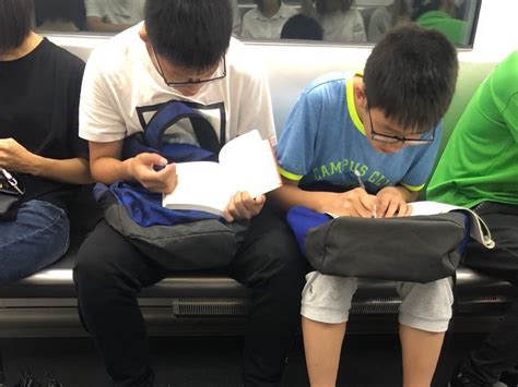 暑假“余额”已不足 孩子们公交地铁花式赶作业-东莞和智广告有限公司