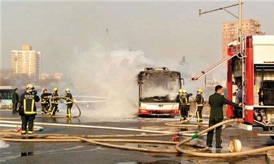 货车轮胎起火导致火灾，工区洒水车“客串”消防车紧急救火 - 新闻中心