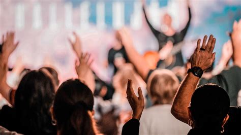 What Does It Mean to Praise God in the Bible?