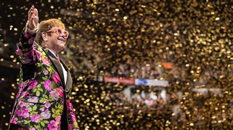 Le chanteur Elton John reprend sa tournée d'adieux à travers le monde ...