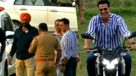 Akshay Kumar Seen Riding Humble TVS Raider 125 – Here’s What’s ...