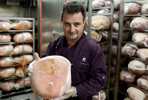 Au coeur de l'unique fabrique artisanale de jambon de Paris