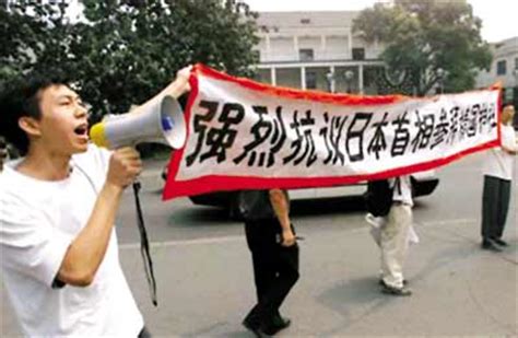 资料图：2001年中国民众抗议小泉参拜靖国神社
