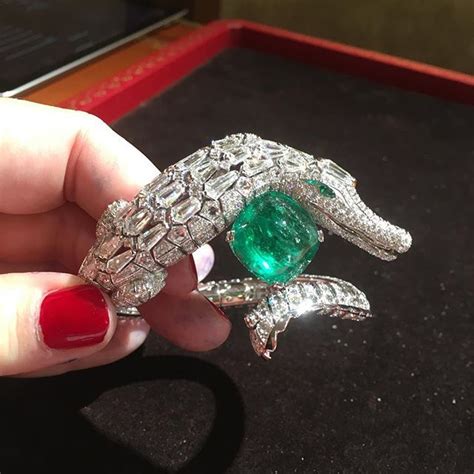 Pin by 米格尔街 on 动物珠宝 | Classic bangles, Unique jewelry, Jewelry