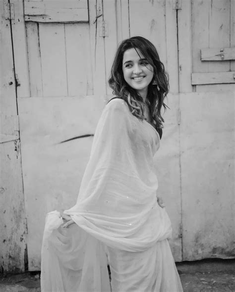 Shirley Setia : చీరకట్టులో క్యూట్ ఫొటోలతో షిర్లీ సేఠియా.. | Shirley ...