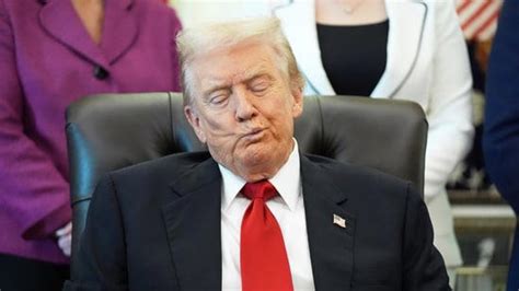 Trump health concerns resurface after photo shows POTUS 'freeze' during ...