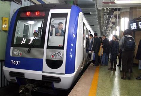 北京地铁2号线一乘客进入轨道 列车急停_ 视频中国