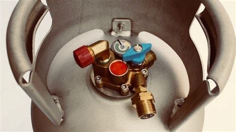 Am Samstag werden die Alugas Tankflaschen eingebaut - Camping Family