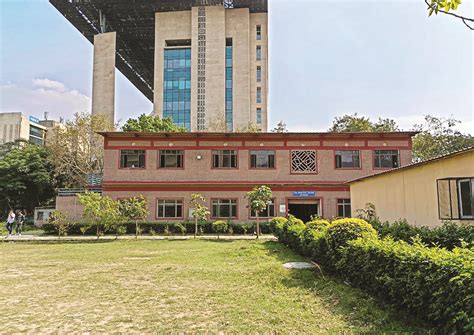 Teachers question ‘unauthorised’ structure in DU college; principal ...