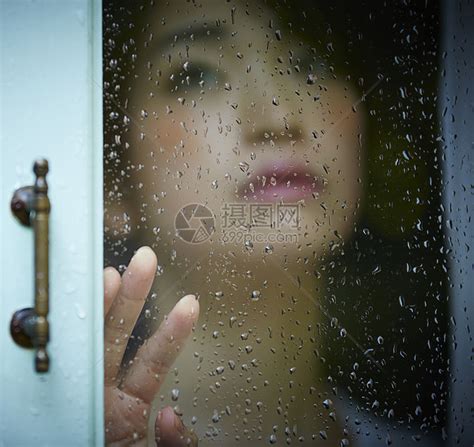 雨天女人在家里度过高清图片下载-正版图片502122273-摄图网