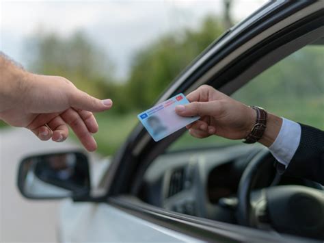Driving Car without License 的图像结果