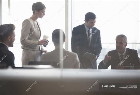 Business People Talking 的图像结果