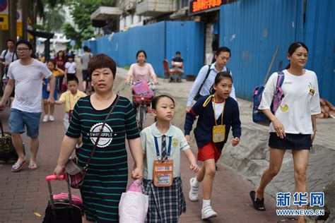 双城记：跨境学童的一天[组图]_图片中国_中国网