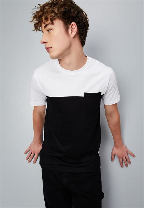 Buy Men Colourblocked Slim Fit T-shirt Online at just Rs. 399.0 ...