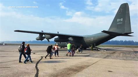 Convoys, airport lineups: Yellowknife residents leave city as fire creeps closer - APTN News