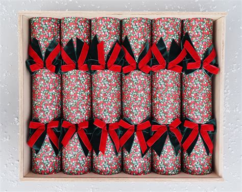 LUXURY 'KING' RED WINTER BERRIES CHRISTMAS CRACKERS