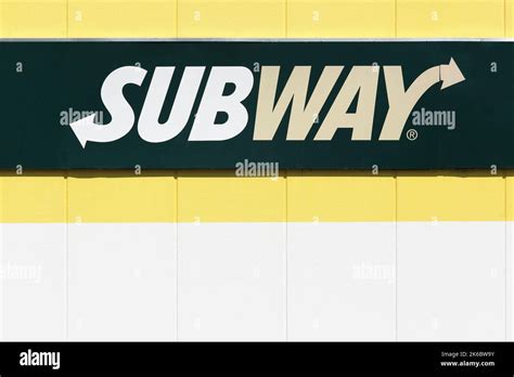 Subway Restaurant Sign 的图像结果