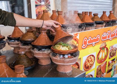 Preparando O Alimento No Prato Tradicional Do Tajin Em Marrocos - Carne ...