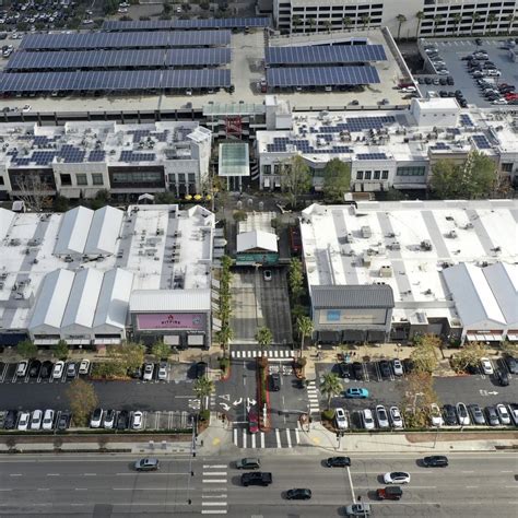 Local Retail Store Building 的图像结果