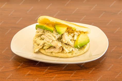 Arepa típica venezolana receta reina pepiada con mucho aguacate y ...