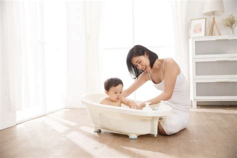 妈妈给宝宝洗澡,,,摄影,汇图网www.huitu.com