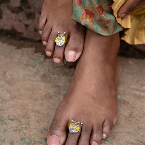 Buy Shaya by CaratLane Shokhi Toe Rings in Oxidised 925 Silver Online