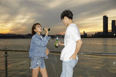 年轻男女江边喝酒高清图片下载-正版图片502131690-摄图网