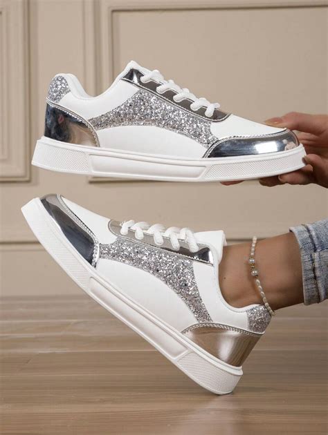 Zapato brillante de estilo metálico con purpurina plateada, zapato ...