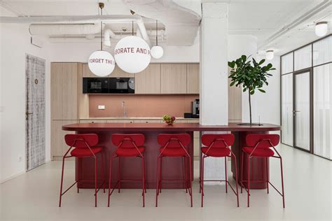 Interior partitions and greenery in JSK Investments offices ...