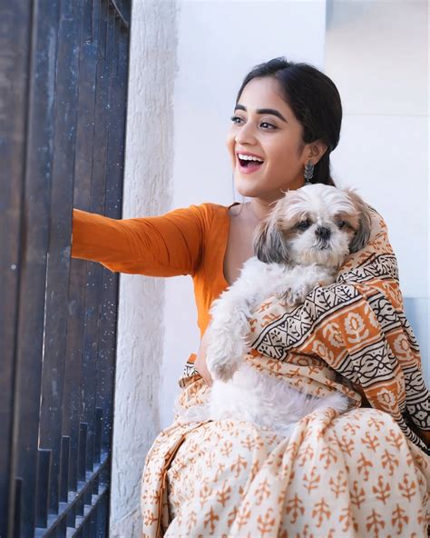 Deepthi Sunaina : చీరకట్టులో క్యూట్ గా కుక్కపిల్లతో దీప్తి సునైనా ...