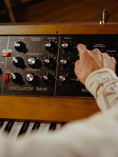 Learn how to play classic synths ++video tutorials++