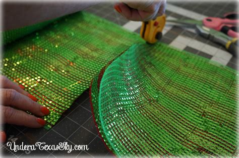 Christmas Wreath Tutorials Using Deco Mesh 的图像结果