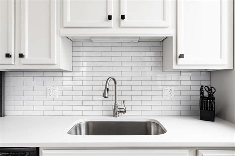 What Color Backsplash With White Cabinets And White Countertops | Storables