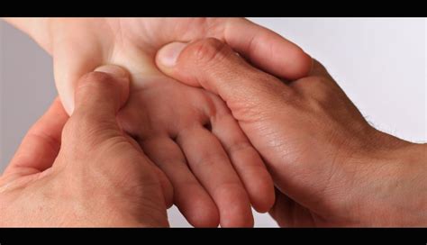 Acupressure Points To Treat Cold and Fever - lifeberrys.com