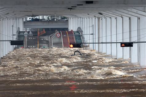 韩国暴雨已致35人死亡10人失踪 中南部地区暴雨持续_全球_新闻_华人头条