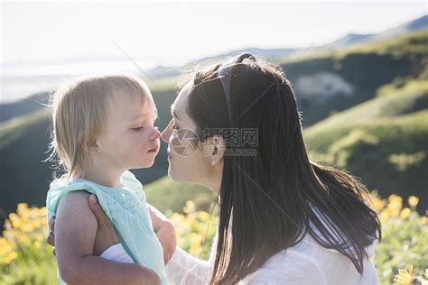 母亲抱着年轻女儿高清图片下载-正版图片501868772-摄图网