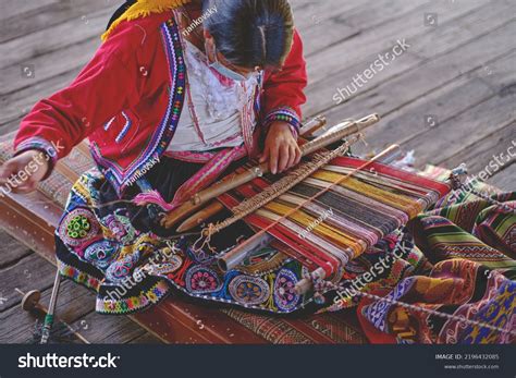 Traditional Weaving Process Image 的图像结果