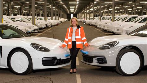Frau am Steuer - Porsche Newsroom DEU