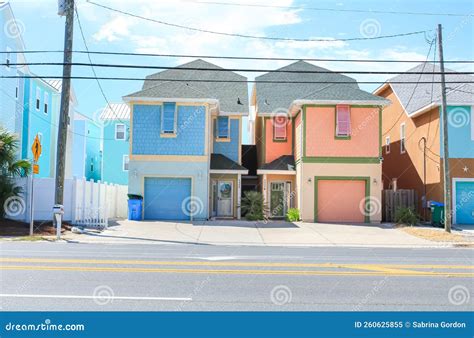 Panama City Houses editorial image. Image of pink, garage - 260625855