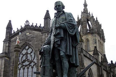 爱丁堡的亚当斯密雕像高清摄影大图-千库网
