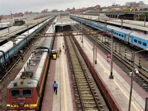 అర్థం చేసుకోండి.. యుద్ధం సమయంలో కూడా రైలు ఆగలేదు