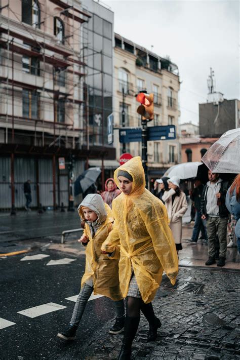 People Walking in Suits 的图像结果