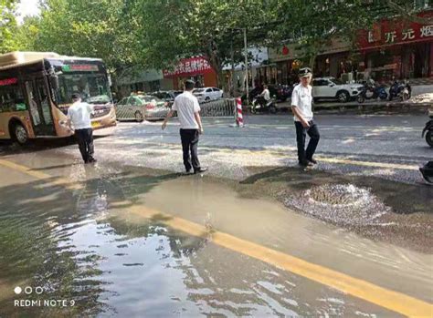 南阳新村街道自来水管爆裂，巡防队员妥善应对-大河新闻
