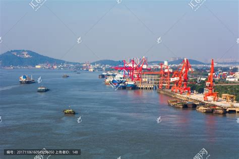 安徽芜湖：码头装卸作业忙-人民图片网
