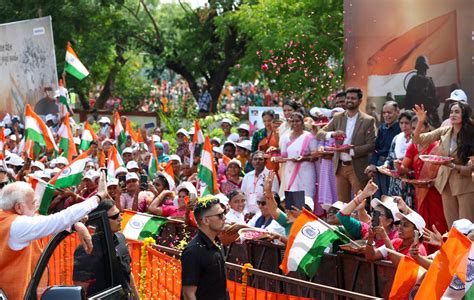 Col Sofia Qureshi's family showers PM Modi with petals at Vadodara ...